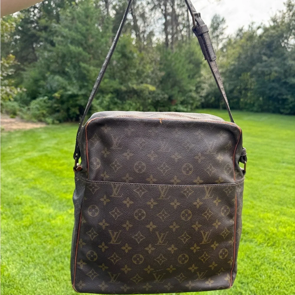 Authentic Louis Vuitton Saumur 36 Monogram Messenger Bag